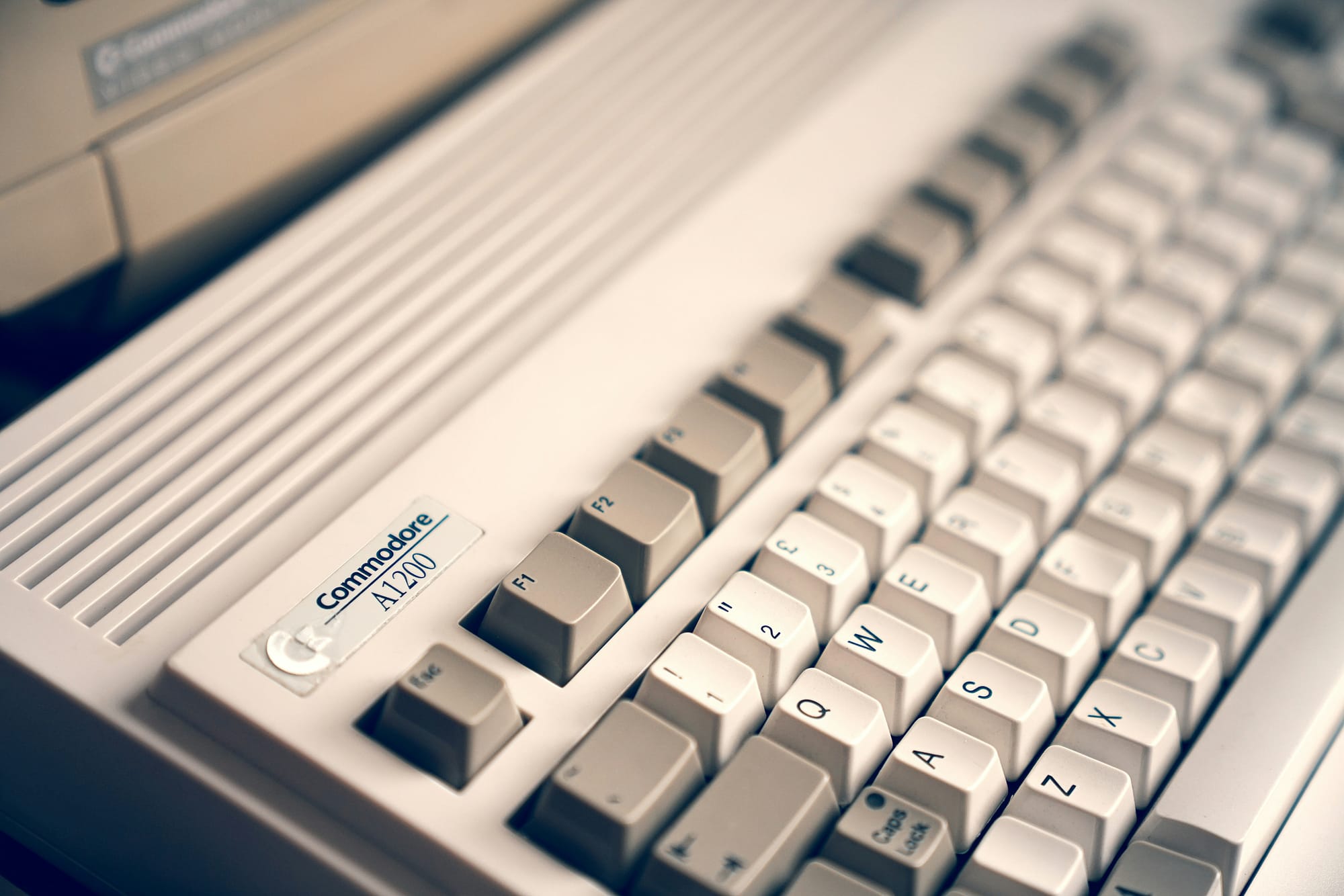 Eine Nahaufnahme einer Tastatur eines Commodore A1200